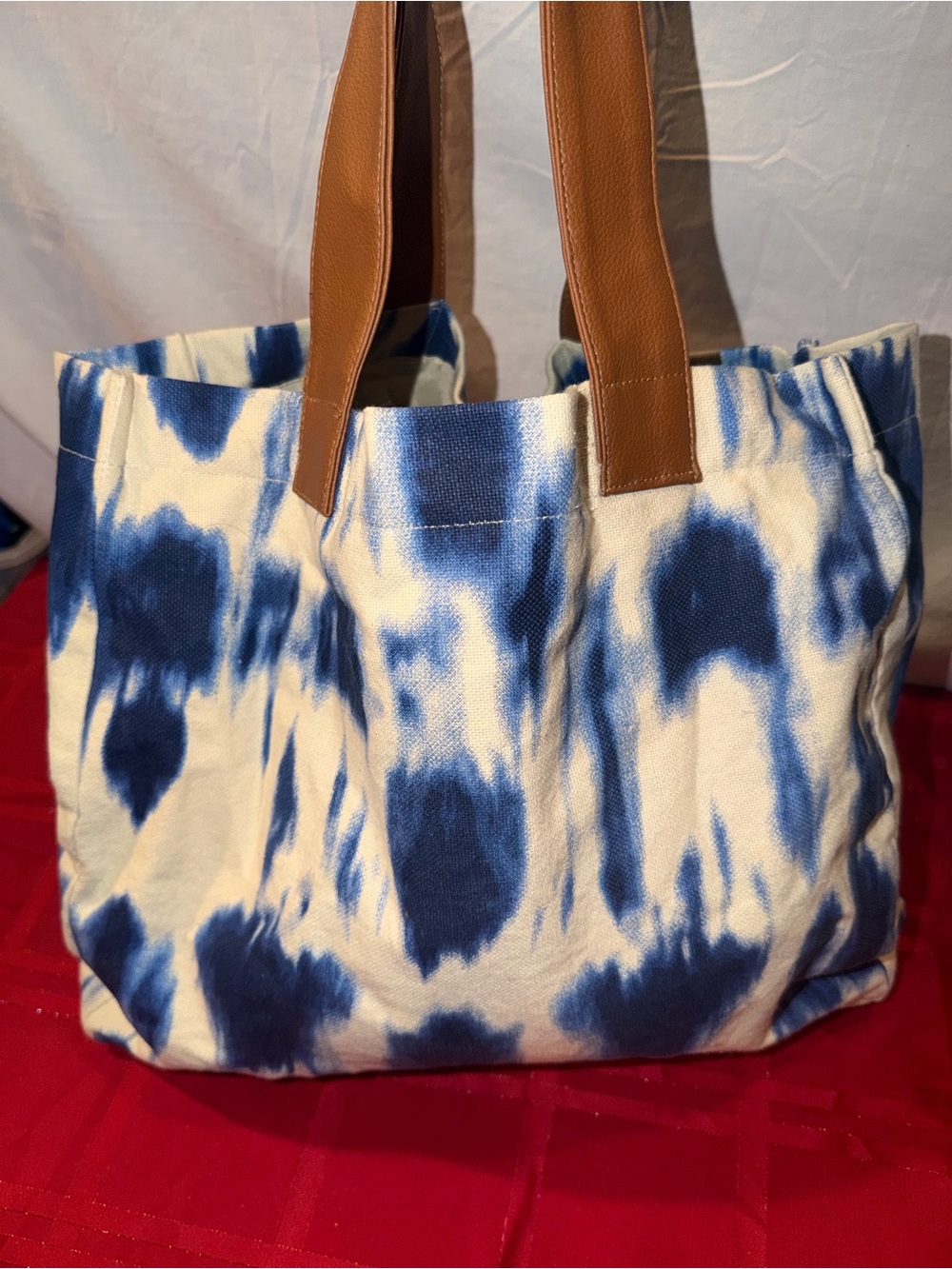 LU & ELLE BLUE & WHITE TIE DYE TOTE BAG WITH LEATHER HANDLE & BOTTOM AB. 13”x16”